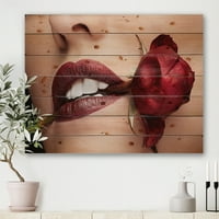 Дизайнарт 'момиче с червено червило държащо роза в уста' Модерен принт върху естествена борова дървесина