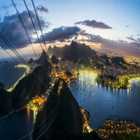 Изглед към градския пейзаж от планината Захарлоф привечер, Рио де Жанейро, Бразилия печат на плакат