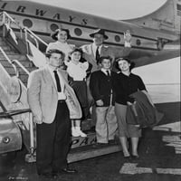 Джон Уейн със самолет с хора
