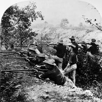 Испанско-американска война, C1899. Намерикански войници в окоп по време на испано-американската война. Стереограф, C1899. Печат на плакат от