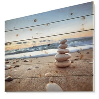 Дизайнарт 'камъни баланс на пясъчен плаж' морски бряг печат върху естествена борова дървесина