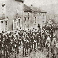 Първата световна война: американци. Намерикански войски, почиващи във френско село, преди да се върнат на фронтовите линии по време на Първата световна война. Снимка